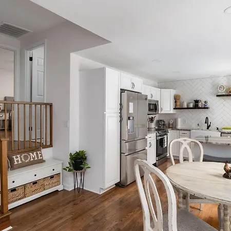 Lovely Farmhouse In The Heart Of Greensboro